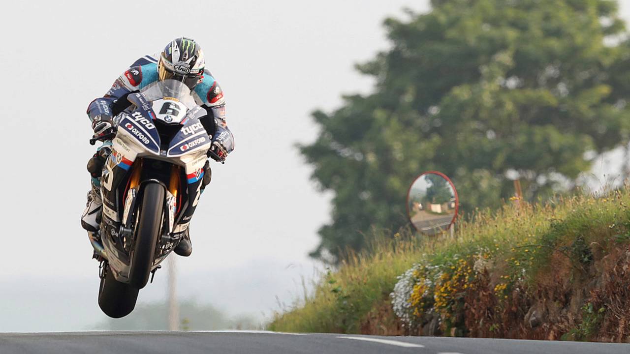 Isle of Man TT: Dunlop Dedicates Superbike Win to Kneen