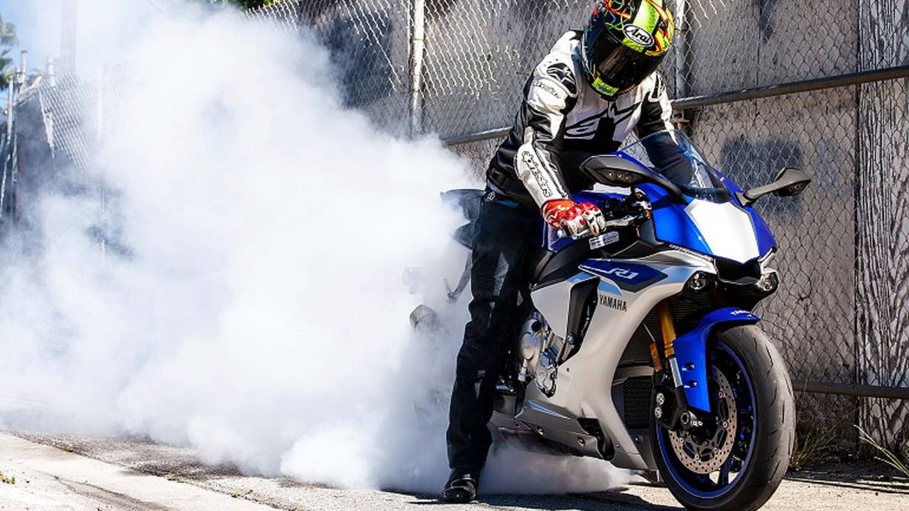 Superbike of the Year: Yamaha YZF-R1 vs Aprilia RSV4