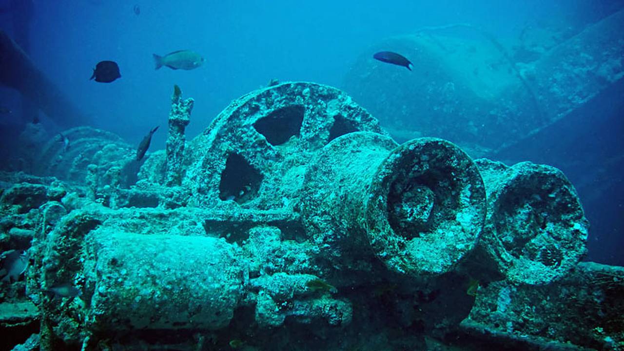 <em>Thistlegorm's</em> steam windlass and mooring winches.