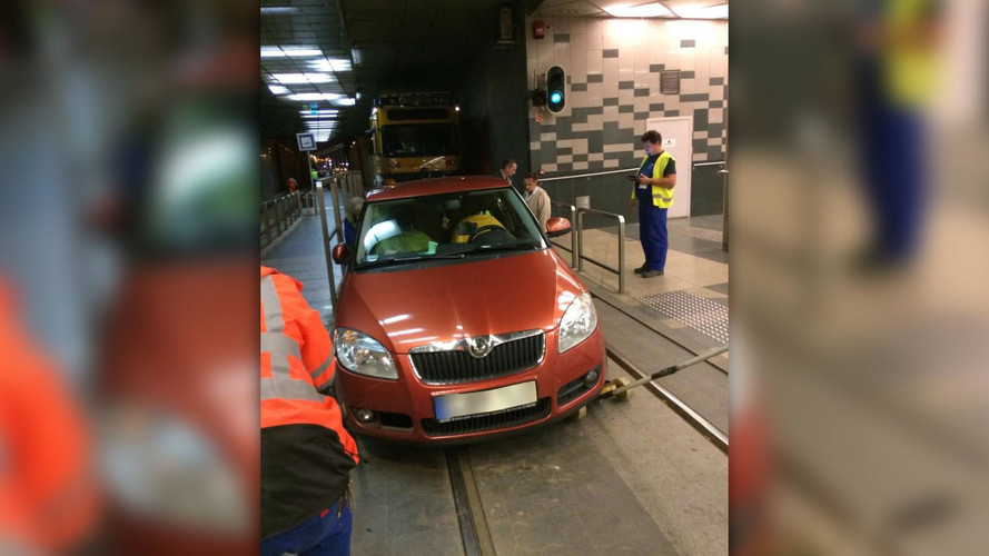 A 2-es villamos alagútjában parkolt le egy Skoda hétvégén