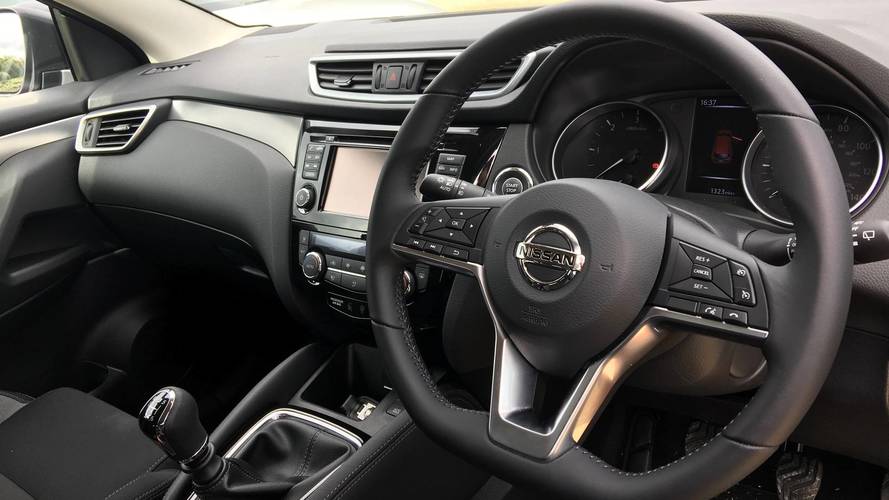 Nissan Qashqai vs Peugeot 3008 SUV