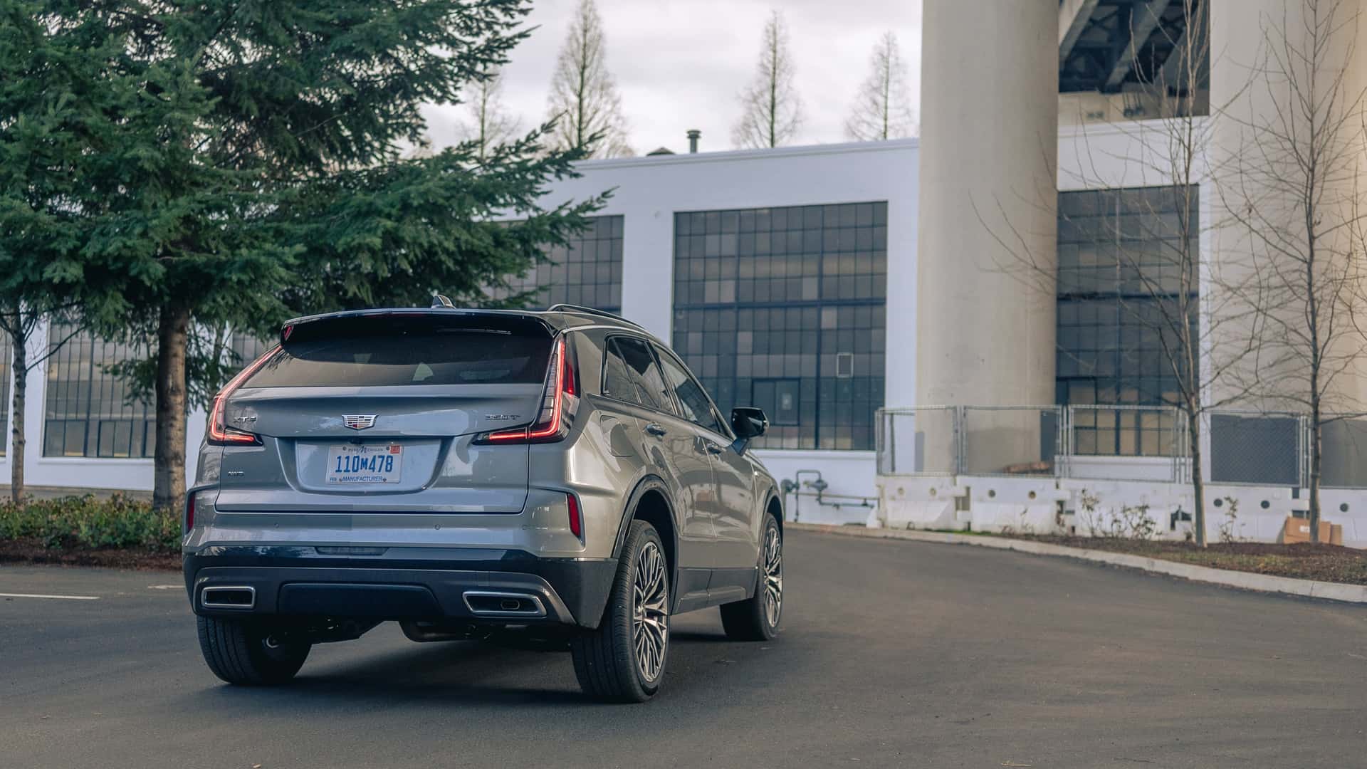 https://cdn.motor1.com/images/mgl/Qe3XbB/s1/2024-cadillac-xt4-350t-awd-argent-silver-metallic.jpg