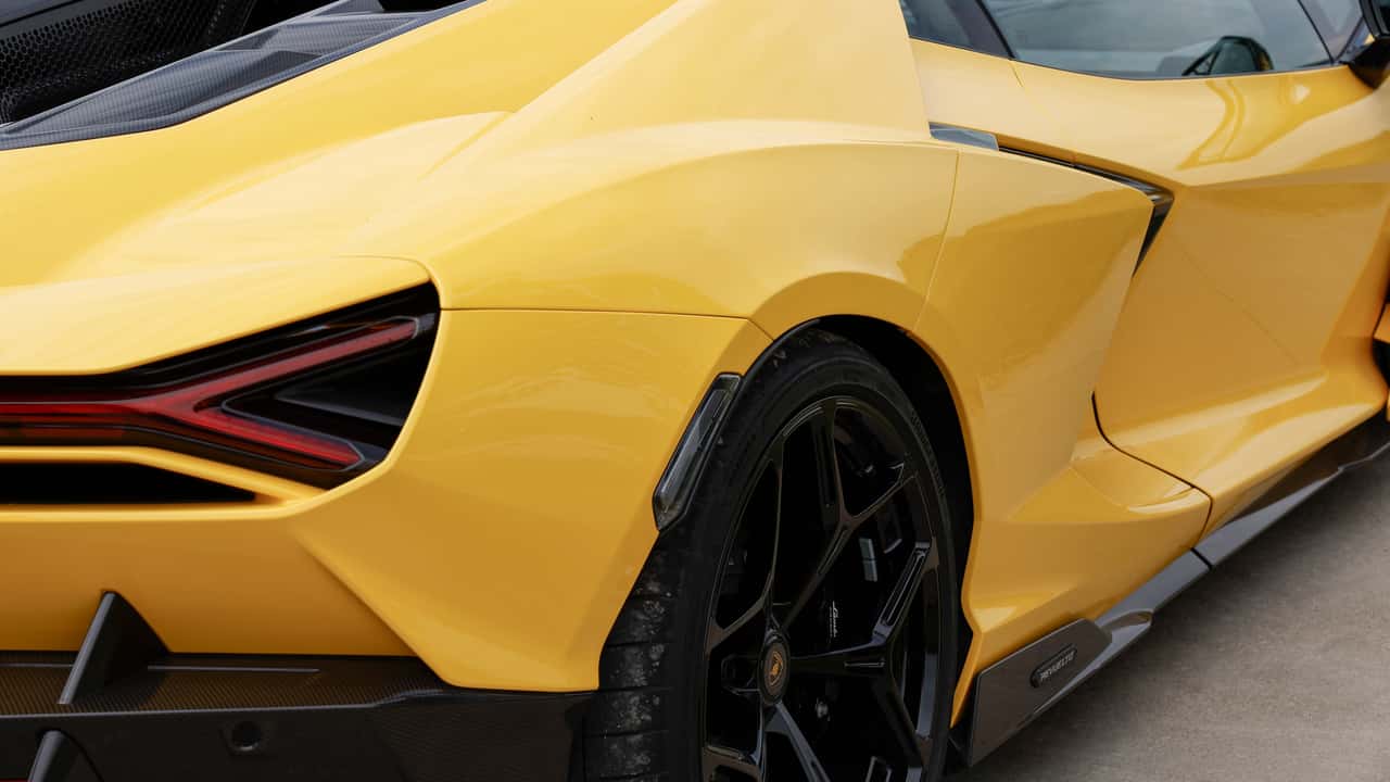 Lamborghini Revuelto SV, le foto spia