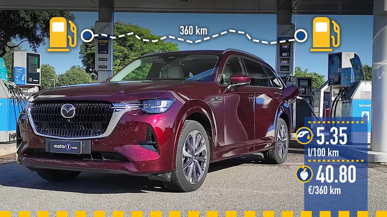 Mazda CX-80 Plug-in-Hybrid (2026) an der Tankstelle