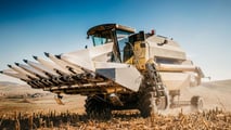 Confronto tecnico tra mietitrebbie autolivellanti e tradizionali per lavorazioni in pendenza, produttività reale e valutazione del costo di possesso nel lungo periodo
