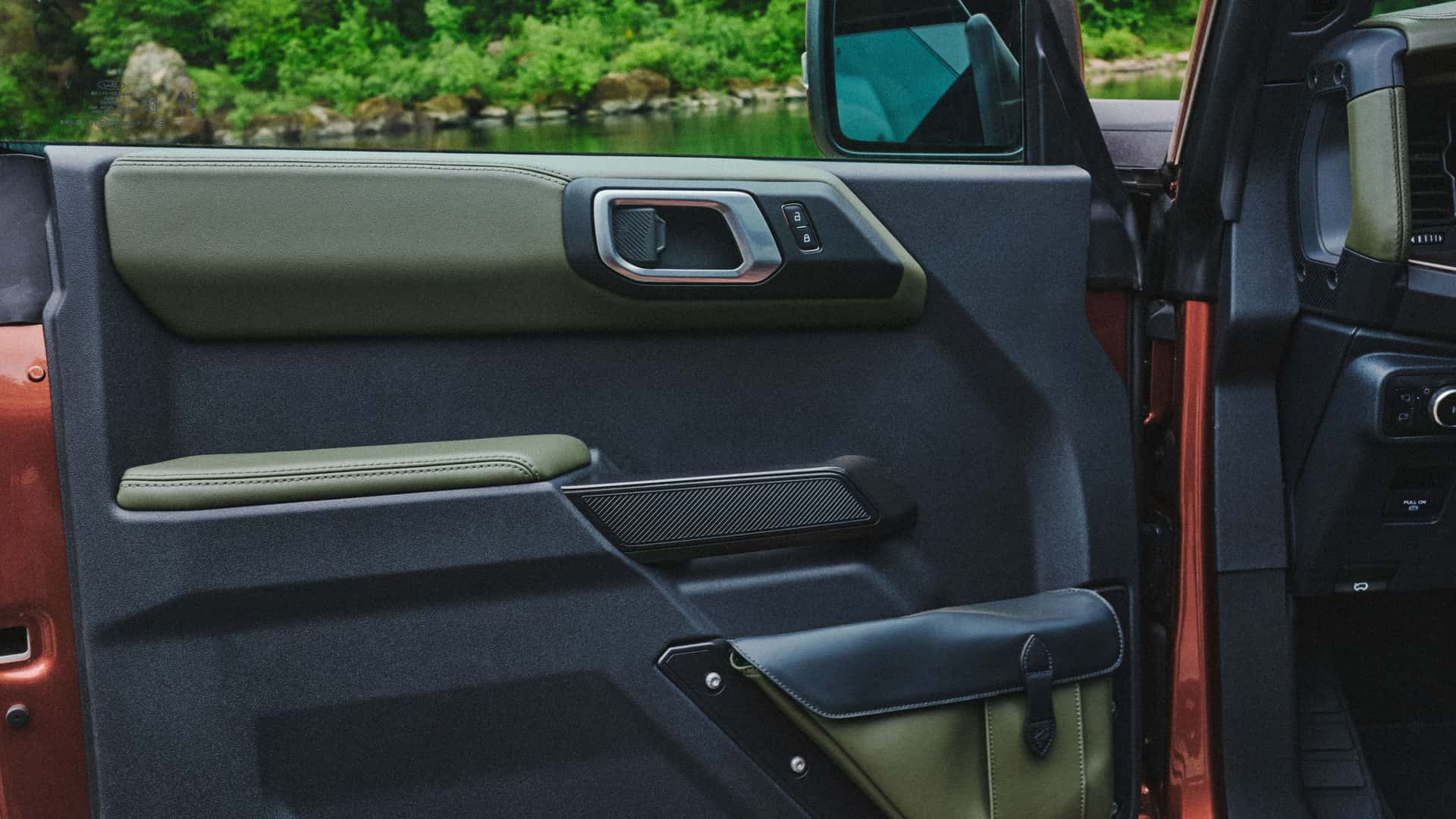 https://cdn.motor1.com/images/mgl/Qe7BY7/s1/2027-ford-bronco-filson-first-edition.jpg