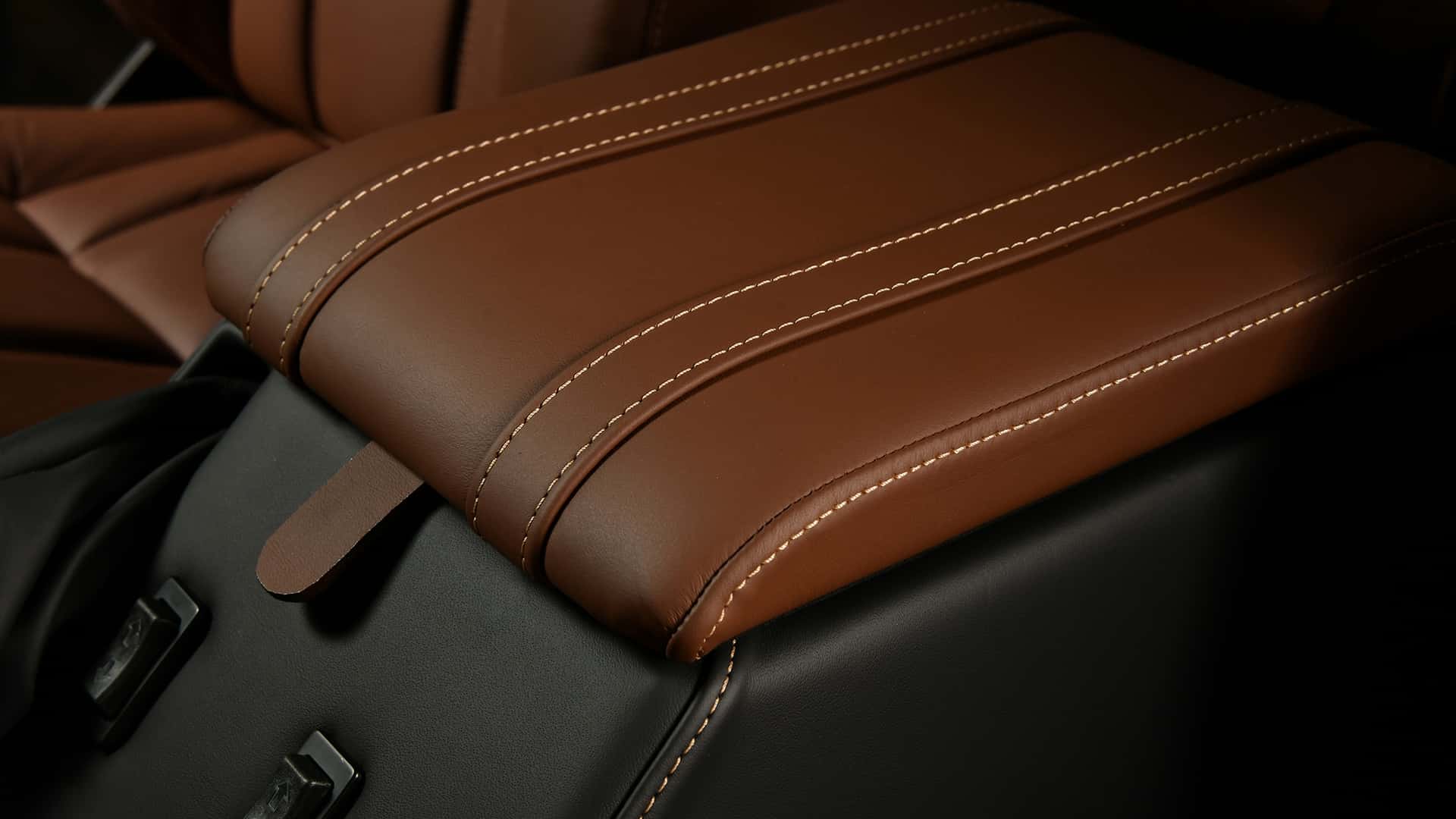 https://cdn.motor1.com/images/mgl/Qe7LkB/s1/twisted-range-rover-classic-restomod-review.jpg