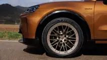 Porsche Cayenne Electric (2026) in Madeiragoldmetallic: Das Exterieur