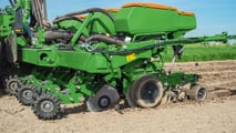 Amazone lancia la Precea 7500-TCC, seminatrice di precisione trainata da 7,5 metri con sistema FertiSpot che riduce il concime fino al 25%