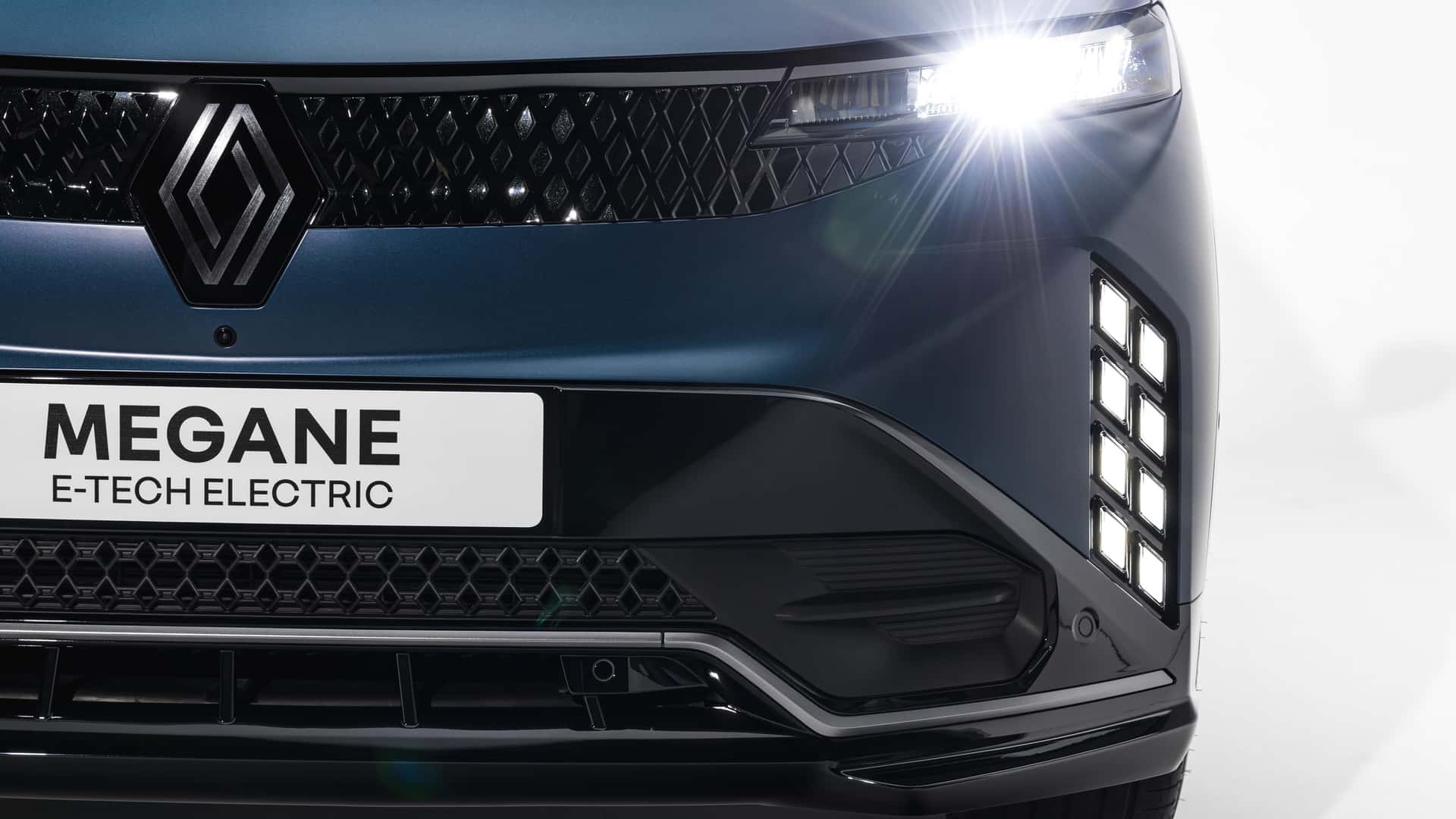 https://cdn.motor1.com/images/mgl/Qe7k23/s1/renault-megane-e-tech-2026.jpg