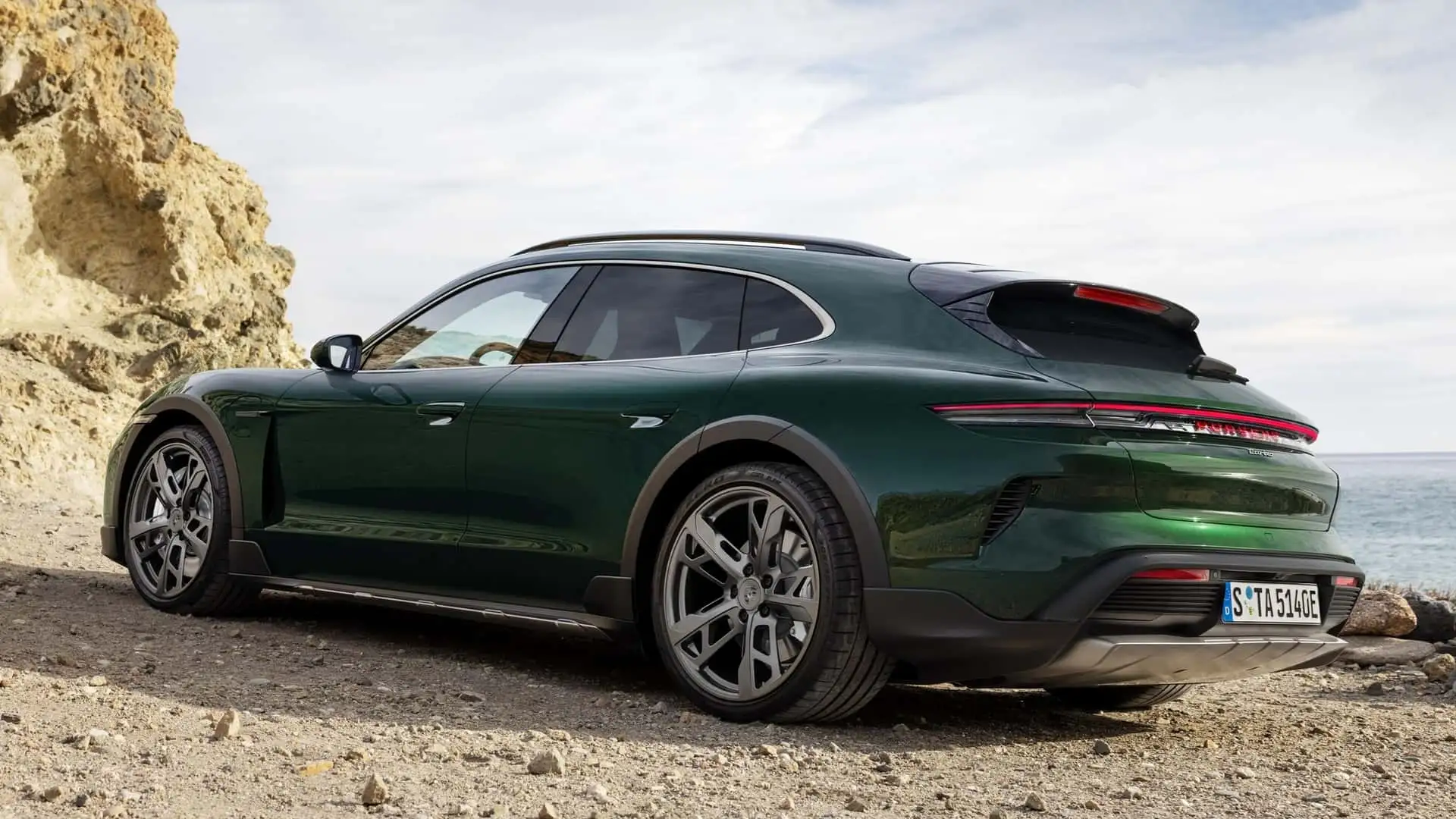 https://cdn.motor1.com/images/mgl/Qe7k4Y/s1/porsche-taycan-cross-turismo.webp