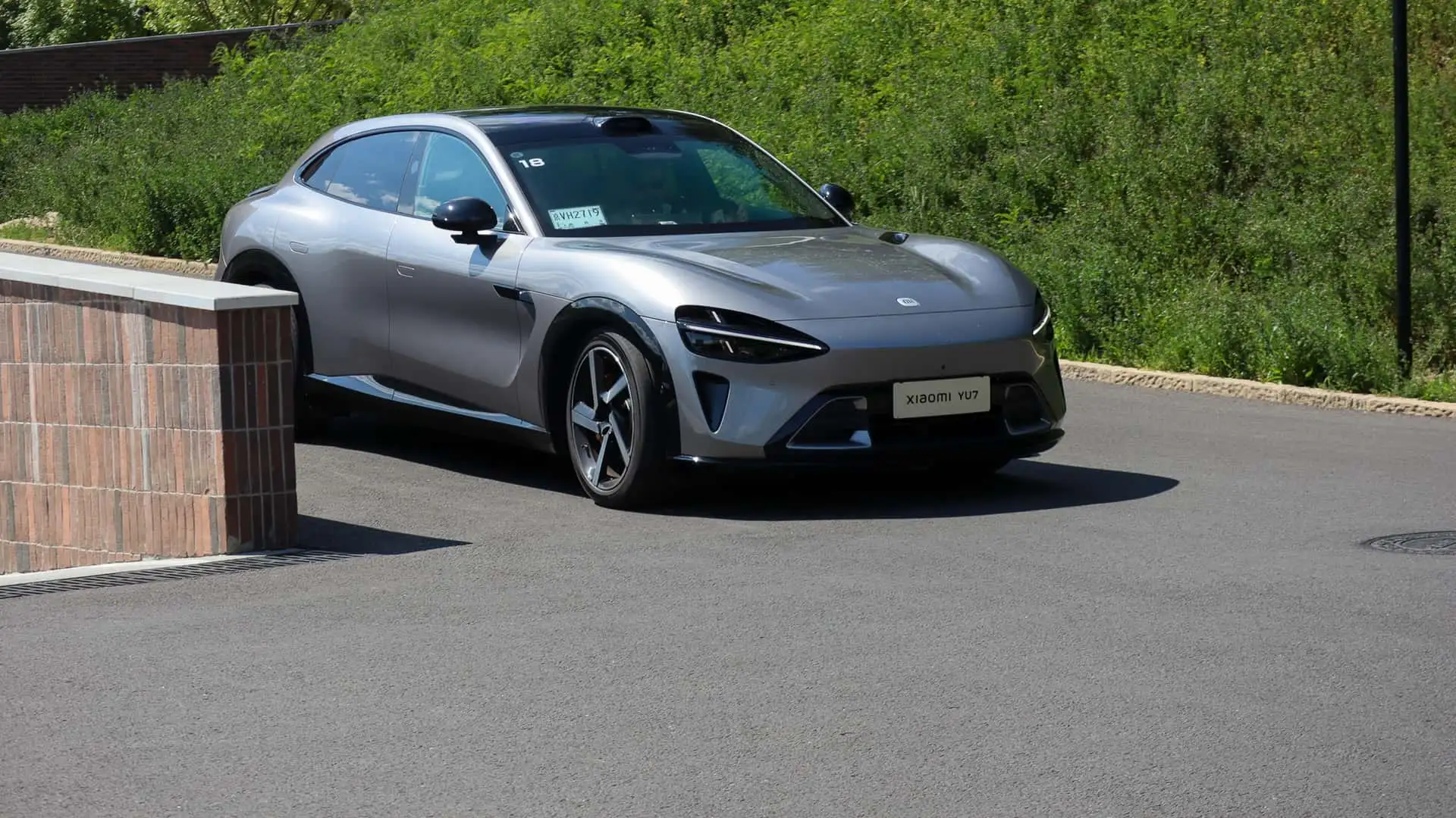 https://cdn.motor1.com/images/mgl/QeK8V7/s1/xiaomi-yu7.webp