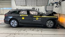 Audi A6 Avant e-tron bei der Kollision mit einer Barriere in voller Breite: Die große Knautschzone schützt die Insassen