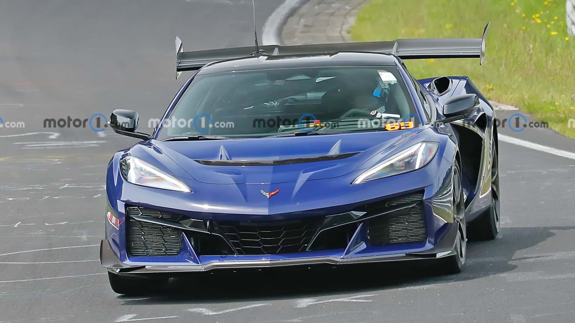 https://cdn.motor1.com/images/mgl/QeKZQ3/s1/2026-chevrolet-c8-corvette-zora-spy-shots-undisguised-exterior-14.jpg