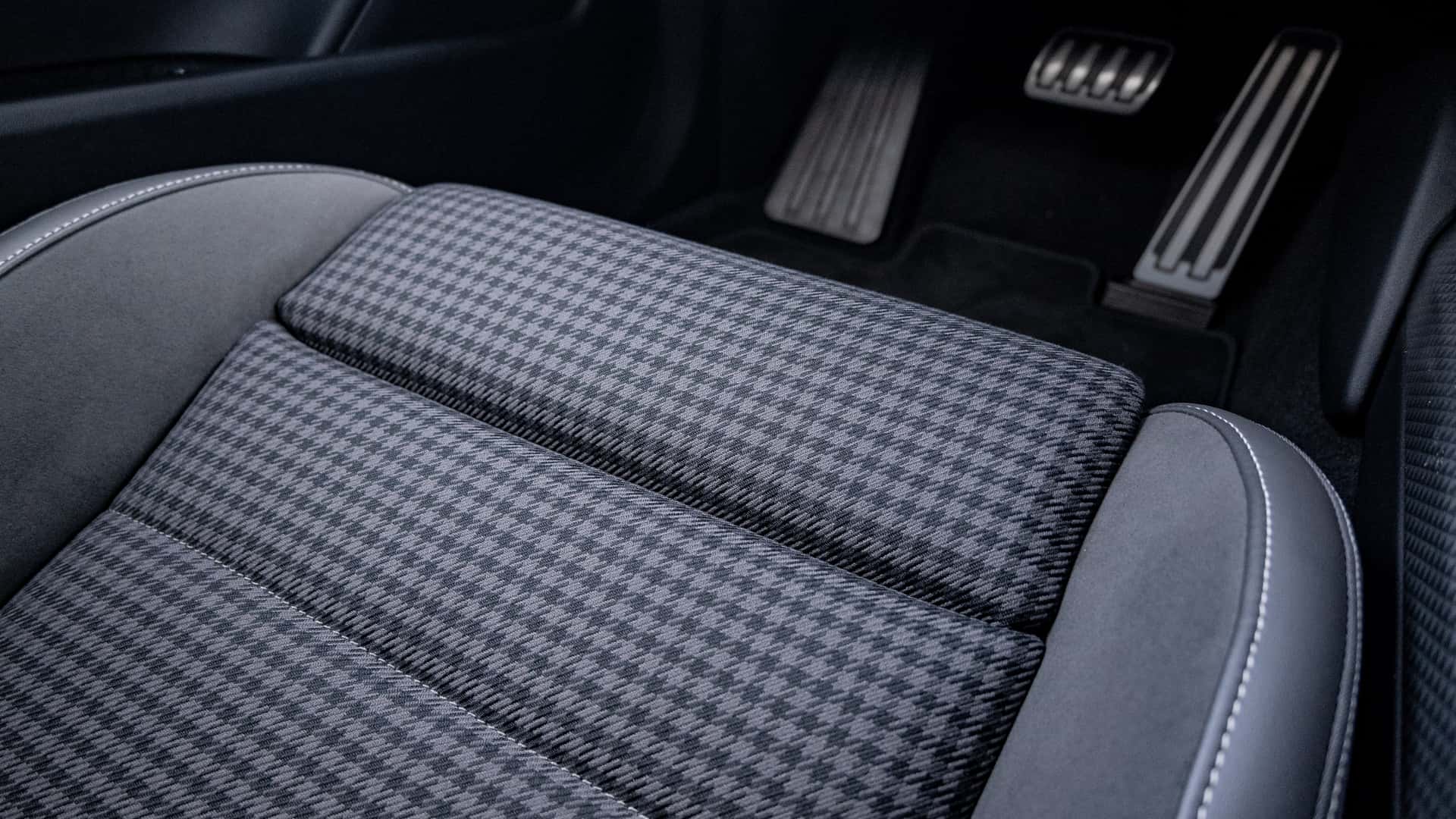 https://cdn.motor1.com/images/mgl/QeKqgO/s1/2025-porsche-taycan-4s-cross-turismo.jpg