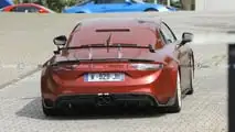 Le foto spia di una nuova versione dell'Alpine A110