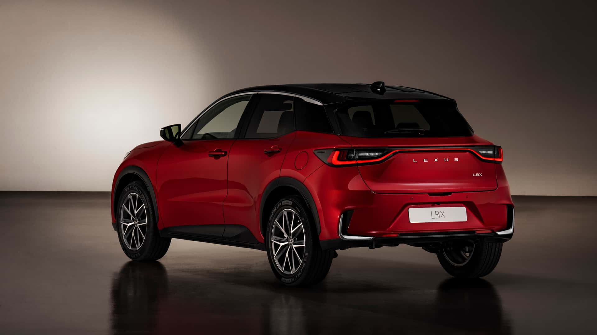 https://cdn.motor1.com/images/mgl/QePOK0/s1/foto---lexus-lbx-2023-photogallery---immagini.jpg