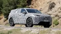 Foto spia con vista frontale della Peugeot 3008 2024
