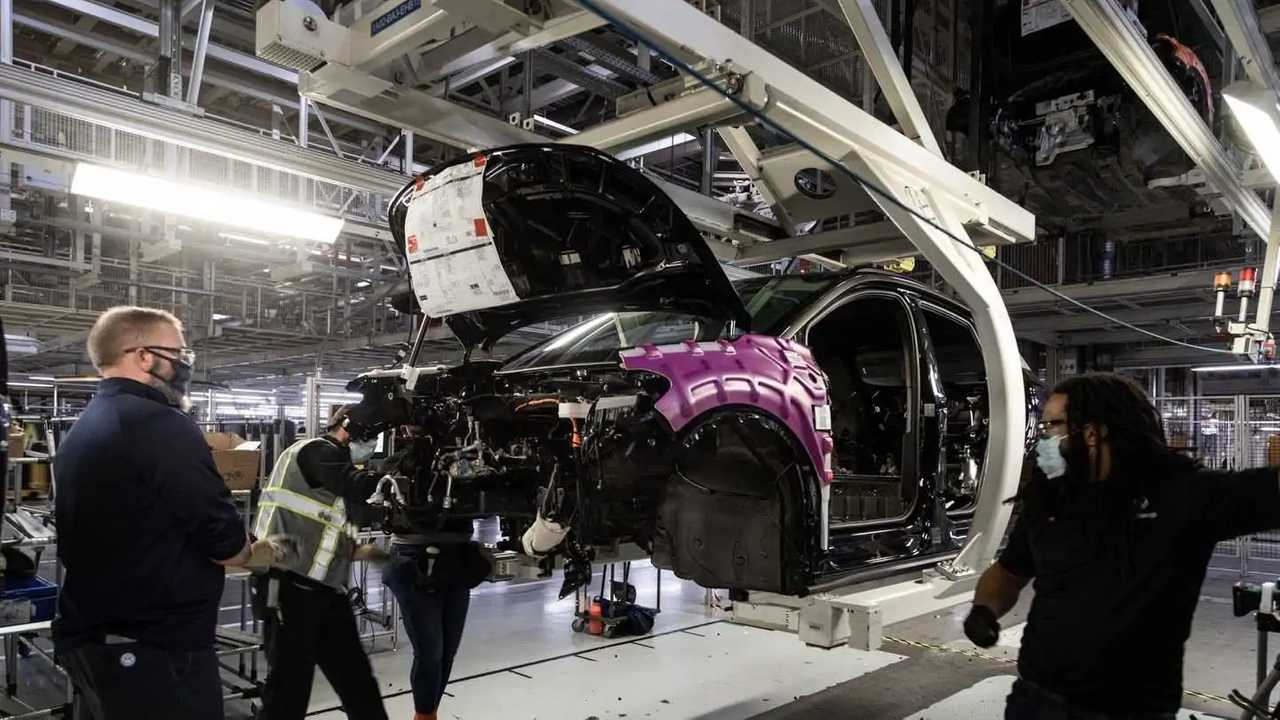 Assemblaggio del SUV elettrico ID.4 di Volkswagen nello stabilimento di produzione di veicoli di Chattanooga, Tennessee