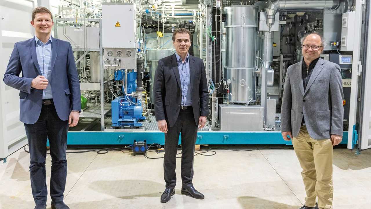 Hydrogenious-Chef Daniel Teichmann (links), Schaeffler-Entwicklungsvorstand Uwe Wagner (Mitte) und HIERN-Direktor Peter Wasserscheid besiegeln die Partnerschaft