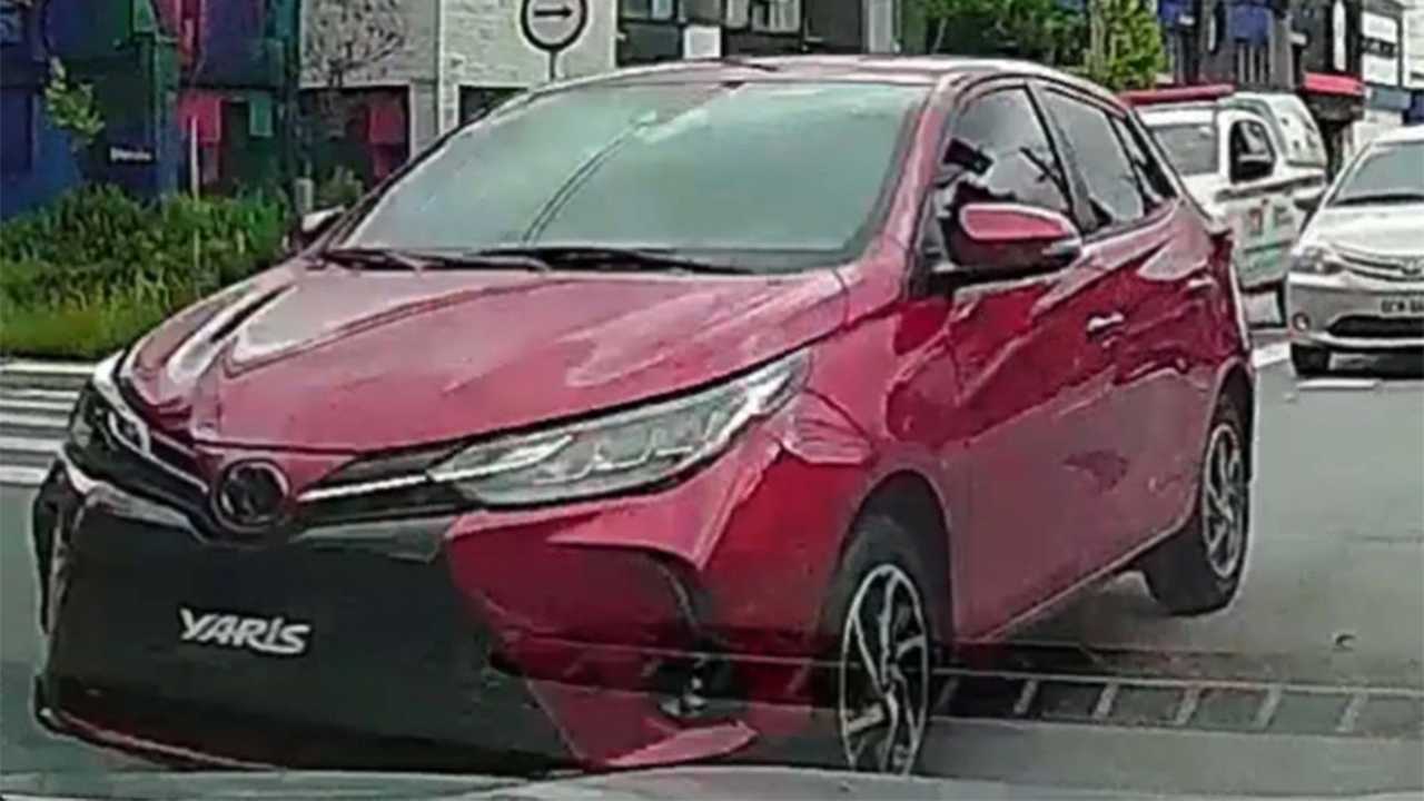 Tppyota Yaris 2022 circualndo antes de su lanzamiento