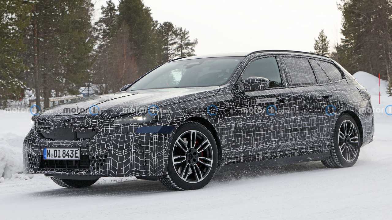 2024 BMW i5 Touring Casus Fotoğrafları