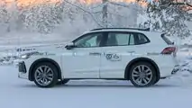 Neue Erlkönigbilder des VW Tiguan (2023) in weiß vom 15.12.2022