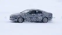 Photo d'espionnage de la berline Mercedes EQA