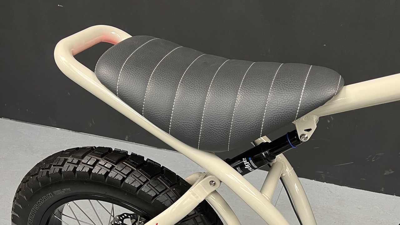 Uni Viper: Sattel mit handgenähtem Lederbezug