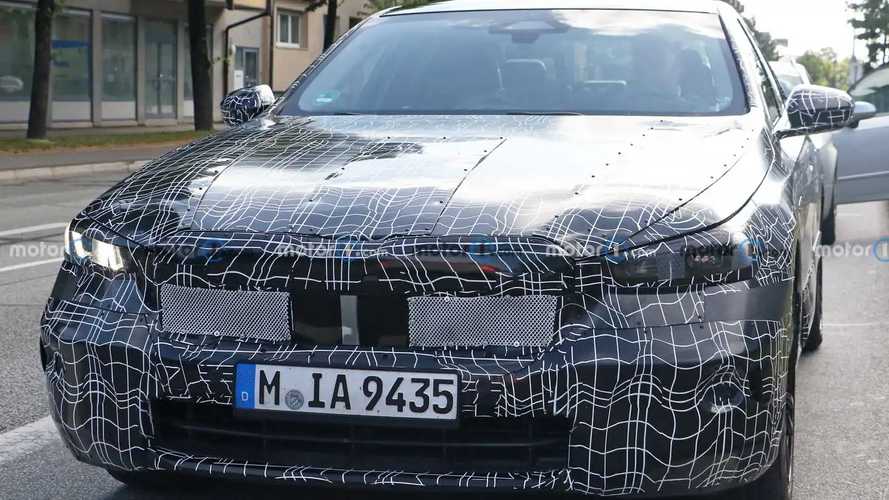 La nuova Serie 5 ha una griglia diversa dalle altre BMW. Foto spia