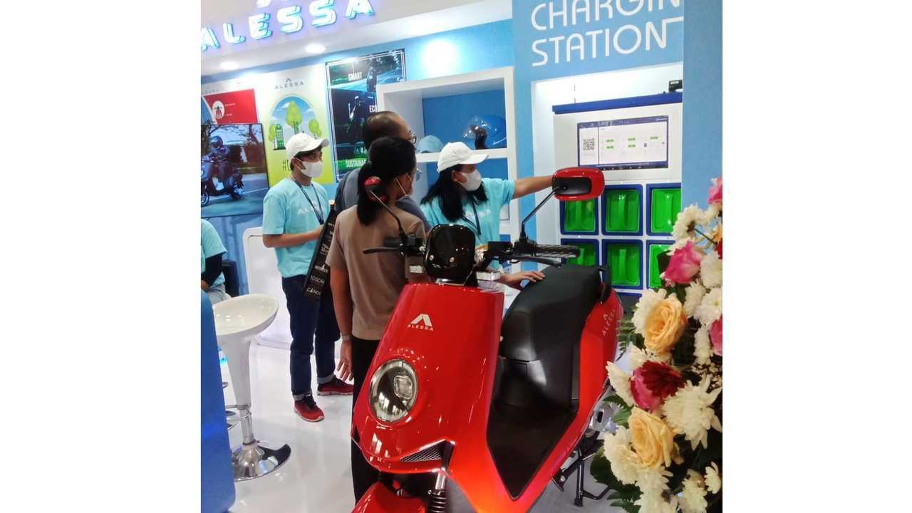 Pengunjung pameran Indocomtech antusias menyaksikan sepeda motor listrik Alessa di JCC Jakarta.