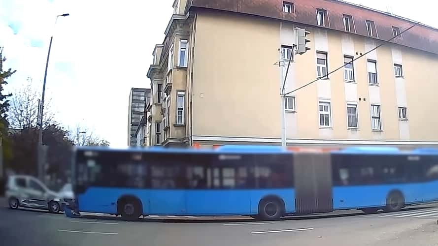 Nagyon rosszul döntött egy budapesti Toyotás, felöklelte az érkező busz