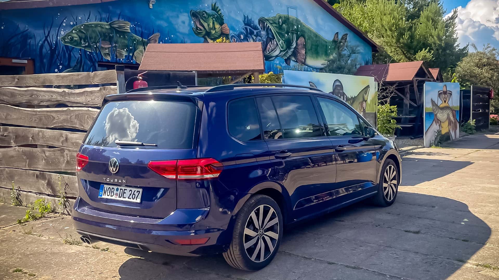 https://cdn.motor1.com/images/mgl/QevL69/s1/vw-touran-2.0-tdi-highline-2024-im-test.jpg