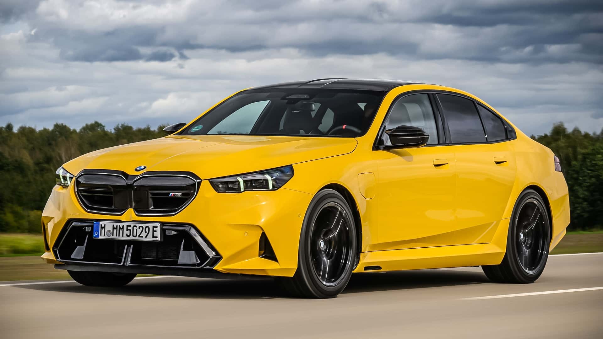 https://cdn.motor1.com/images/mgl/QevyLZ/s1/bmw-m5-2024-im-test.jpg