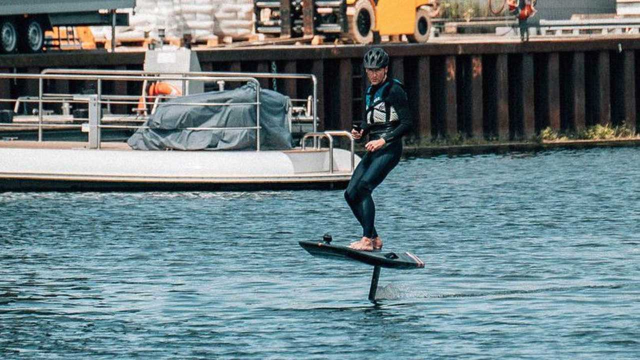 VW-Chef Diess bedankt sich vom Elektro-Surfbrett aus bei Mitarbeitern  