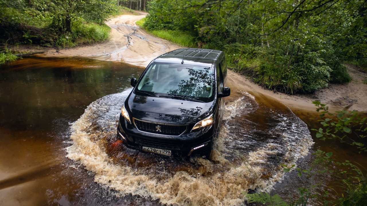 Peugeot Traveller 4x4 на бездорожье, легкий брод