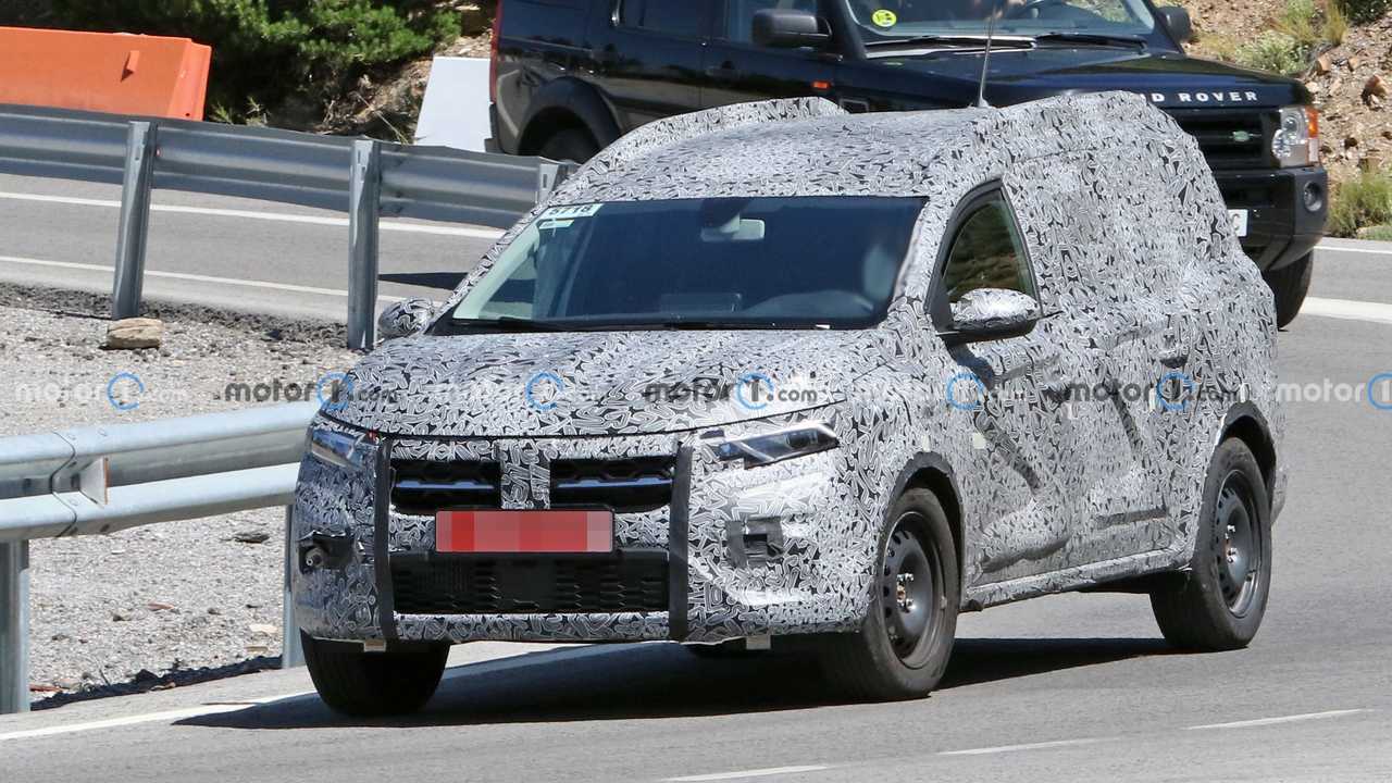 Nuova Dacia a 7 posti, le foto spia