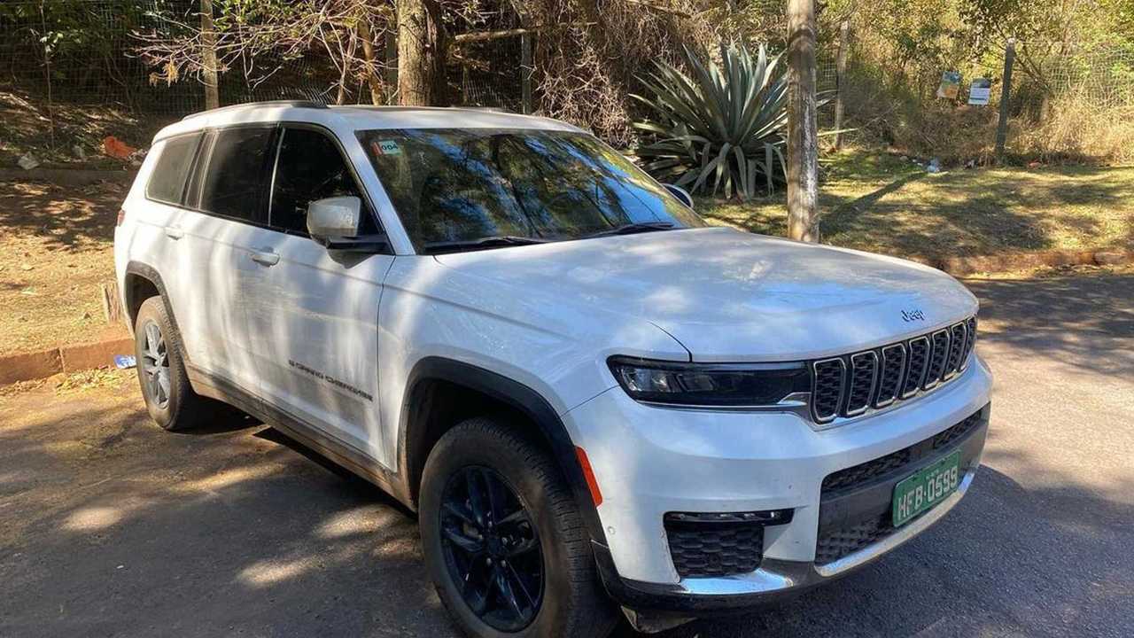Jeep Grand Cherokee L 2022 - Flagra no Brasil