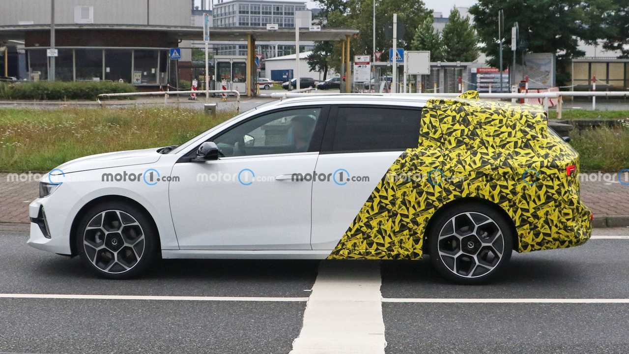 Nuova Opel Astra Sports Tourer, le prime foto spia