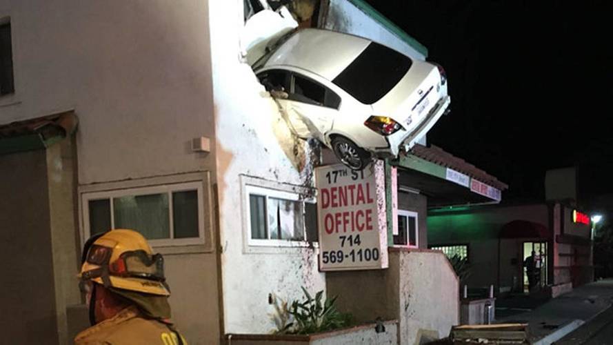 Hız yapan Nissan binanın ikinci katına uçtu