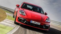 Porsche Panamera GTS Sport Turismo restyling (2021): rosso, anteriore, dinamico in pista