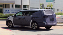Kia Sedona Facelift Spied