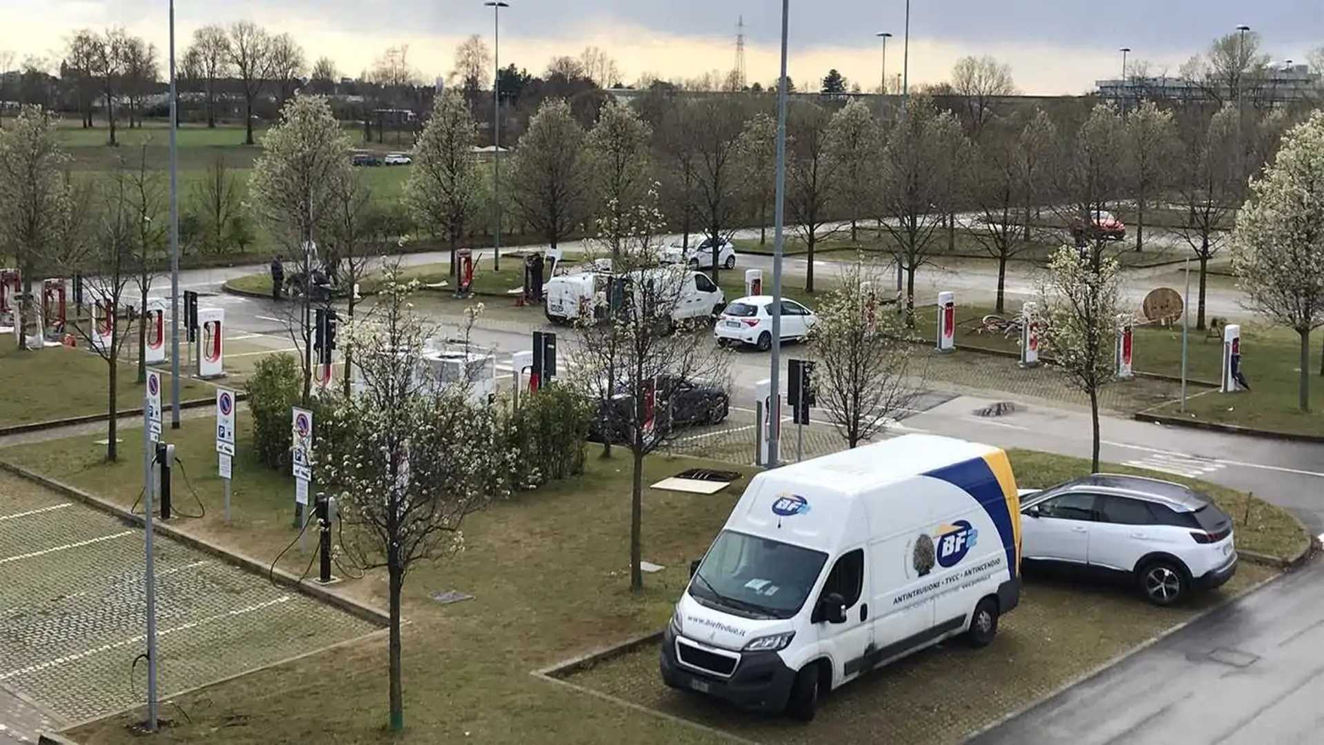 A Milano il Tesla Supercharger più grande dell'Europa meridionale AUTONEWSMAGAZINE