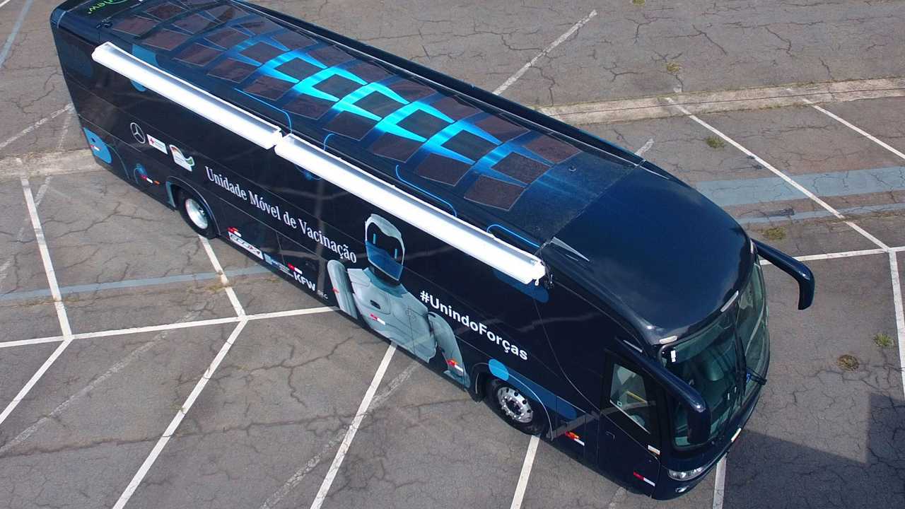 Mercedes-Benz, bus adibiti a centri di vaccinazione mobili
