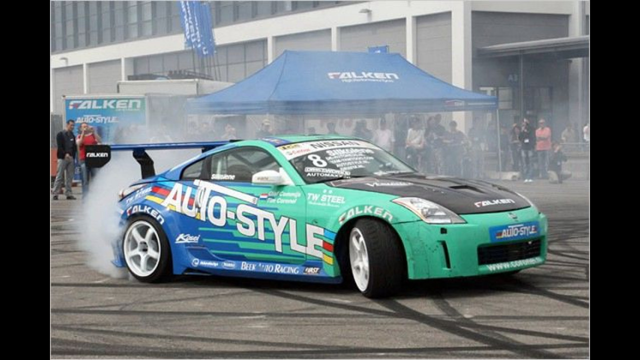 Reifenhersteller Falken legt mit dem Nissan 350Z eine qualmende Drift-Show hin