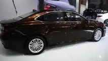 Makyajlı Lexus ES