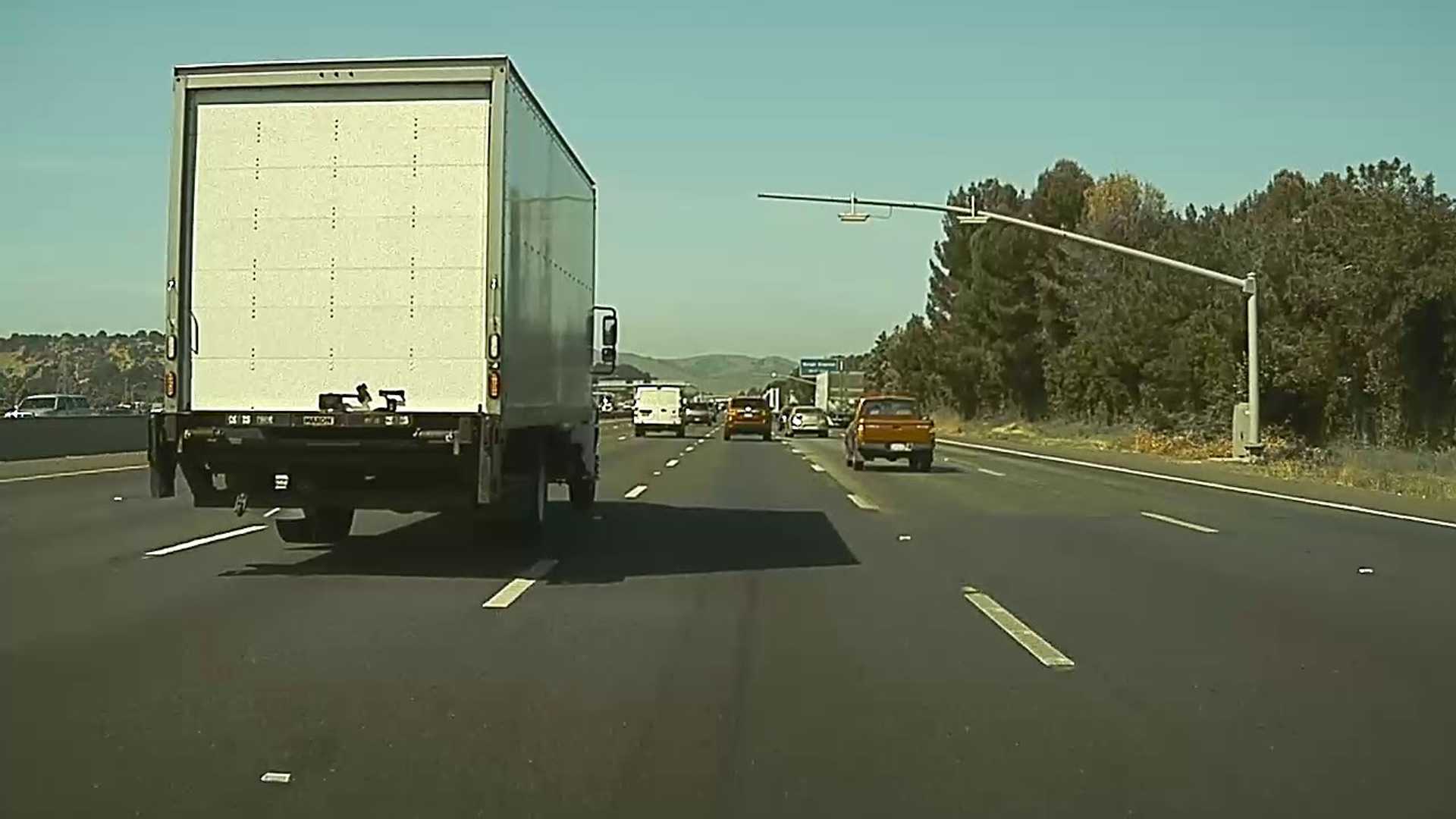 Insideevs Electric Vehicle News Reviews And Reports Watch Tesla Model 3 Autopilot Evade A Lane Crossing Truck
