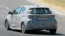 Nuova Toyota Yaris Hybrid, le foto spia