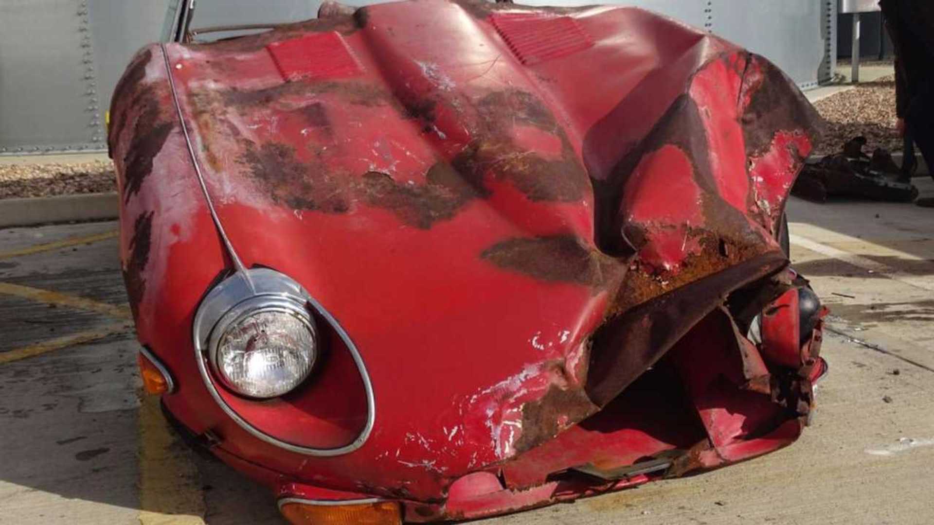 ["Crashed Jaguar XKE"]