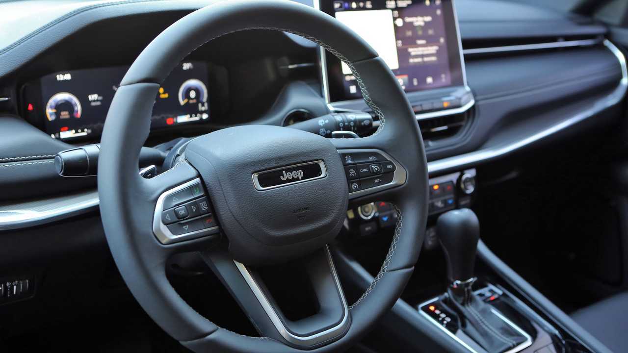 Comparativo: Jeep Compass S vs. Toyota Corolla Cross XRX Hybrid vs. VW Taos Launch Edition